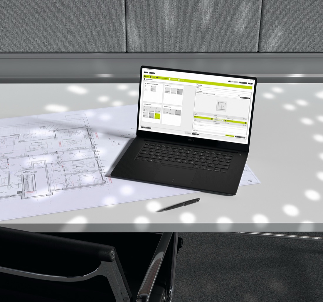 KNX-Projektierung am Laptop mit Gebäude-Grundriss