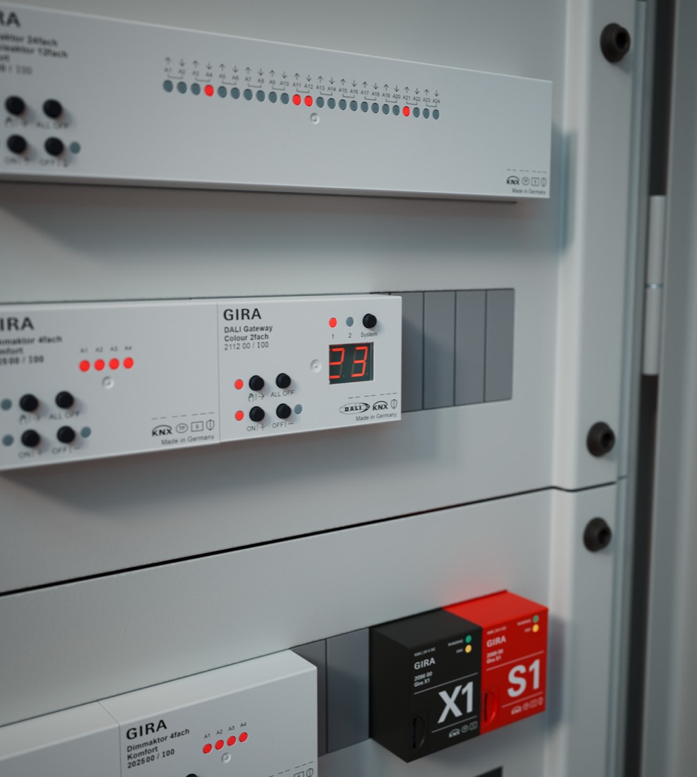 KNX-Verteiler mit Aktoren und DALI-Gateway im Schaltschrank
